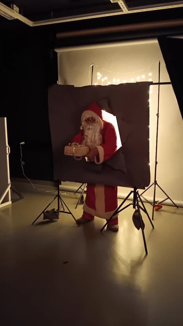 Varma joulukuun lähestymisen merkki on tietysti se, että itse Joulupukki vieraili LIMEn valokuvastudiossa kuvauksissa! #joulupukki #mediakeskuslime #kpedu #tulevaisuudenosaajaksi #kokkola #mediapalvelujentoteuttaja