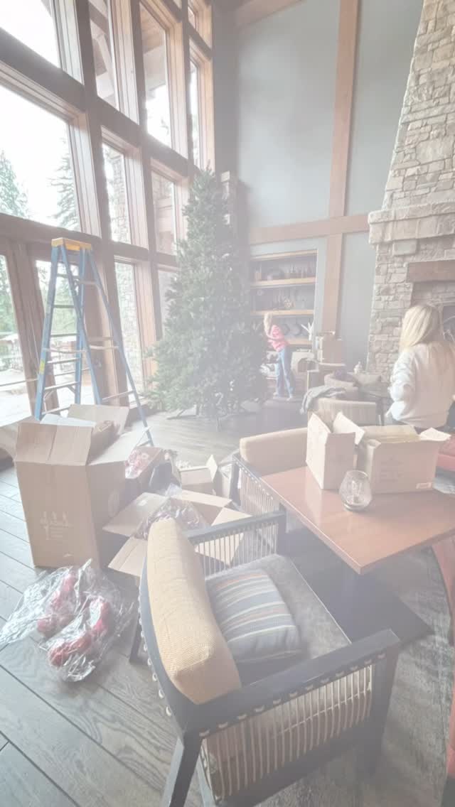 One tree down! #prettyporch @suncadia @thestovehouse_restaurant