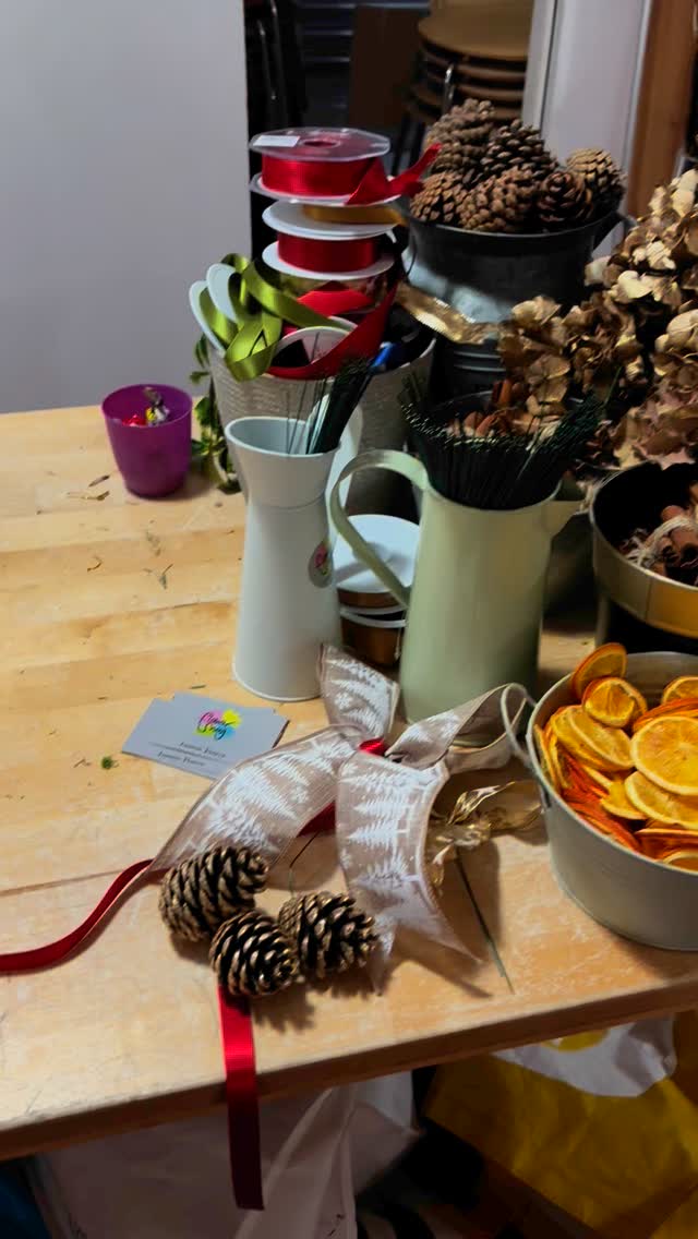 The third Xmas wreath workshop last night @colerneschool was fabulous, everyone made such beautiful wreaths it was a pleasure to teach such a lovely group of local women 🎄🎄🎄
The final Xmas wreath workshop is this Tuesday the 3 of December at Marshfield playgroup, there are still some spaces if you’d like to join 🎄🎄
#flowersnug #wreathworkshop #xmasvibes #teaching #foliage #sparkle #magic #studioflorist