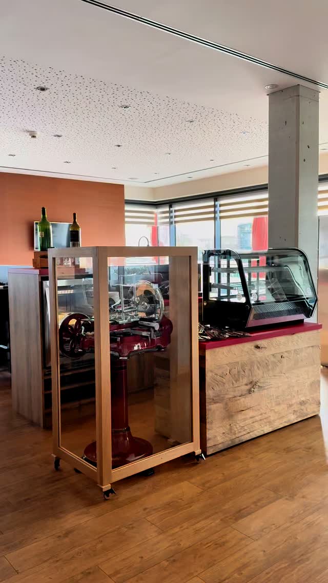 Bereit für die Weihnachtszeit? Wir in jedem Fall. Das PIER 6 strahlt zur gemütlichsten Zeit des Jahres. Mit Gansmenü, Bauernente und passenden Weinen begleiten wir unsere Gäste durch die Adventszeit. Natürlich kommen auch Fans fleischloser Gerichte oder des Desserts zum Abschluss auf ihre Kosten.
#restaurant #pier6 #weihnachten #weihnachtsdeko