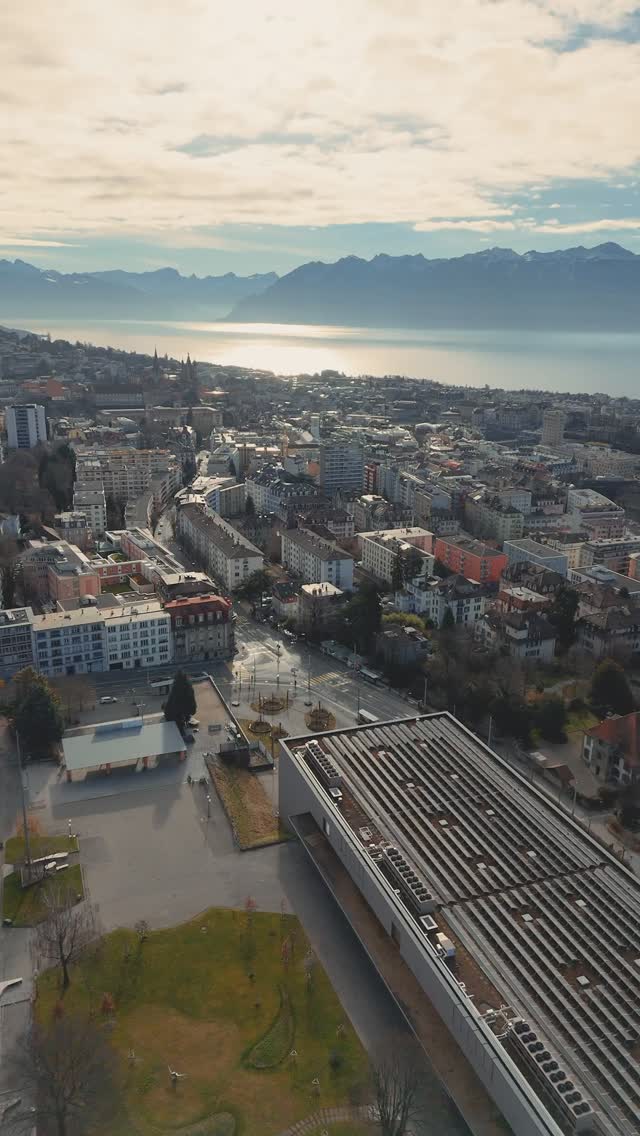Découvrez une collaboration unique entre 🍔 Holy Cow, l’incontournable des burgers gourmets, et 🏀 Basket 3x3 Lausanne, une équipe qui incarne l’excellence et la passion du sport urbain. #burger #basketball #filmmaking #switzerland #fastfood #foodlovers