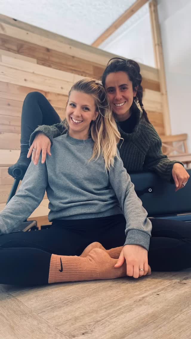 🧡PILATES “SOCKS TRAINING” VS REFORMER🧡 con il primo testiamo la pulizia del pavimento 😛
🧘♀️ Pilates: Allenamento a corpo libero, focalizzato su core, flessibilità e controllo, con l’uso di piccoli attrezzi.
⚙️ Reformer: Allenamento con attrezzo che sfrutta molle e resistenza, per un lavoro più mirato e intensivo su forza e postura.
✨ In sintesi: Il Pilates è più accessibile e leggero, mentre il Reformer è più dinamico e personalizzato.
💪 Quale preferisci?