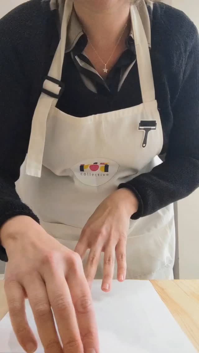 Two #printreveal for the price of one!đ¤Ł
Look at my fabulous apron, a present from @jaynecareygeorge and @dancareygeorge â¤ď¸
.
.
.
#linocutprint #handprintedart #waves #wavesprint #jaws #waterprint #water #sharks #thekraken #oceaninspiredart #originalprints #sealifeart