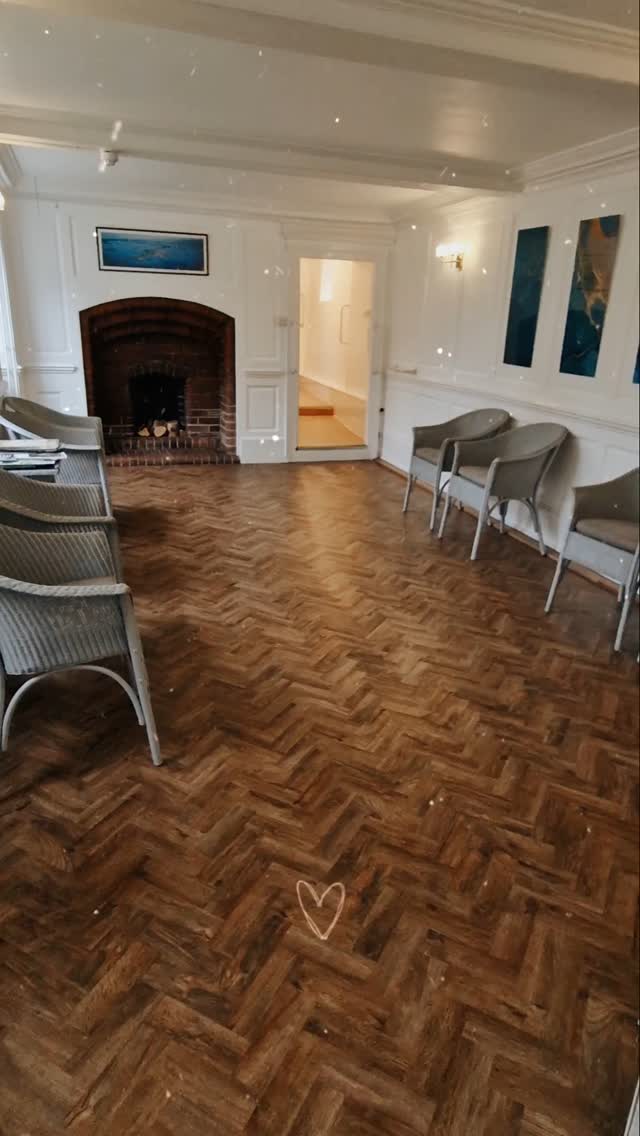 💙 Waiting room transformation 💙
An overdue change up to our waiting room - new pictures and new chairs 😍