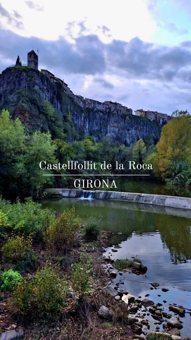 PUEBLOS DE CATALUÑA 😍
.
El pequeño pueblo de Castellfollit de la Roca se alza sobre un espectacular risco basáltico de 50 metros de altura y de casi un kilómetro de largura, recortado por el río Fluvià.
Las estrechas callejuelas del pueblo desembocan en la antigua iglesia de Sant Salvador, en el extremo del risco, donde se halla un mirador con unas vistas privilegiadas.
Castellfollit de la Roca es una de la puertas de entrada al Parque Natural de la Zona Volcánica de la Garrotxa.
El barrio viejo está situado sobre un riscal basáltico formado por dos coladas de lava superpuestas. Nuestro recorrido se inicia en la plaza de Catalunya y se adentra en las calles de la parte vieja del pueblo. Una parte de esta ruta coincide con la antigua vía romana Annia. Desde la pasarela sobre el río Fluvià puede contemplarse el espectacular risco con el pueblo sobre él.
En Castellfollit de la Roca encontrarás señalización en braille de diferentes puntos de interés turístico que conforman el itinerario circular que permite recorrer las calles del casco antiguo para llegar a los miradores de la pared basáltica y visitar la antigua iglesia.