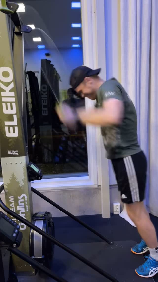 Gissa Elias resp. Joels tider på 100 meter Skierg!?
Ski Team Göhlins mössa till den med närmast svar 🥇
Motstånd 10. Start med båda fötterna på plattan.
@klubbenbygohlins
@concept2sverige @eleikosport
@andersson.elias @joel_bjornlinger