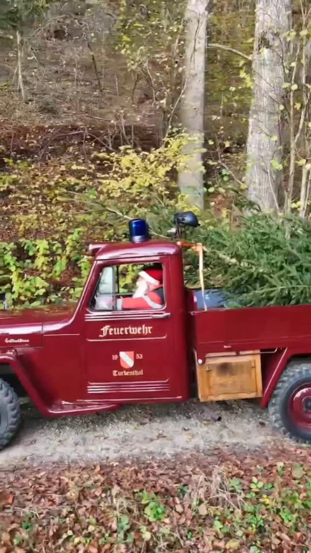 🎄✨ Weihnachtszauber direkt von der Feuerwehr! ✨🎄
Folge 3/4 ❗️GEWINNSPIEL❗️
Der Weihnachtsmann hat seinen Job erledigt: Den schönsten Baum der Gegend gefällt und auf unseren Oldtimer-Feuerwehr-Pickup geladen. 🚒🌲 Jetzt ist er unterwegs, um diesen ganz besonderen Baum an eine Familie zu liefern – vielleicht an EUCH? 🤩
🎁 Das große Finale unseres Wettbewerbs ist da! 🎁
Ihr habt die Chance, diesen einzigartigen Weihnachtsbaum von der Feuerwehr Turbenthal-Wila -Wildberg zu gewinnen – persönlich geliefert mit unserem historischen Feuerwehrfahrzeug! 🚨❤️
📍 Wer kann mitmachen?
Alle Familien aus Turbenthal-Wila und Wildberg.
📅 Wettbewerbsdetails:
• Teilnahme bis: 14. Dezember 2024
• Der Gewinner wird benachrichtigt und erhält den Baum am 21. Dezember 2024.
• Teilnahme nur durch Erwachsene ab 18 Jahren.
💬 So könnt ihr gewinnen:
Schreibt uns in die Kommentare:
Warum möchtet ihr diesen Weihnachtsbaum von der Feuerwehr Turbenthal-Wila-Wildberg geliefert bekommen? 💭
🌟 Überzeugt uns mit eurer Kreativität und Vorfreude – wir freuen uns auf eure Antworten!
🚨🎄 Teilnehmen lohnt sich – dieser Baum macht Weihnachten unvergesslich! 🎅✨
🌲Sponsor: Tösstaler Christbäume Fam. Burri Turbenthal
#WeihnachtsbaumWettbewerb #FeuerwehrTurbenthalWilaWildberg #OldtimerFeuerwehr #Weihnachtszauber #FamilienWeihnachten #GemeinschaftErleben #Weihnachten2024 #Adventsfreude #Wildberg #Turbenthal #Wila #Tösstal #Blaulicht #Feuerwehr #swissfirefighter
🎅🌲🚒 #GewinnspielWettbewerb #Wettbewerb #EinzigartigesWeihnachten #LieferungVomFeuerwehrWeihnachtsmann