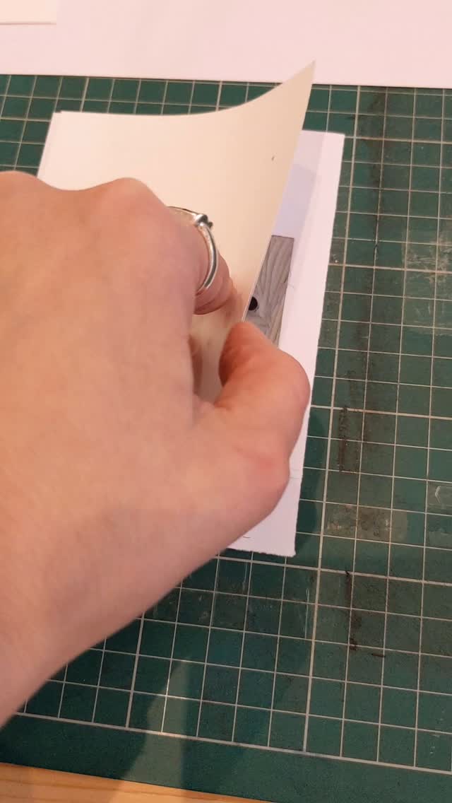 Doing some printing demonstration this morning @inkpod_collective for the @artistsopenhouses
We are open until 4pm today and tomorrow from 10am to 4pm. @all.is.on.art will be here showing her process in wood carving. Visit us at number 9.
.
.
.
#aoh2024 #printmaking #printmakingart #Hove #brightonandhove #christmaseventsbrighton #christmasgiftsđ