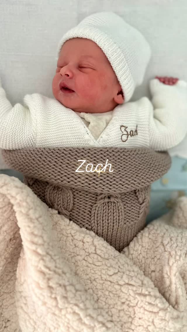 J’ai tardé à revenir par ici … pour la meilleure des raison n’est ce pas 😉
Il est enfin temps que je vous présente officiellement mon nouveau petit collègue pour les prochains mois en atelier, le petit bijou qu’il manquait à notre famille.
La vie n’est pas toujours clémente avec chacun de nous, on le sait toutes et tous à travers les différents épreuves qu’on a a traverser … mais ce que c’est bon de profiter de c’est instants … ou elle nous offre un cadeau de ce genre … LE plus joli cadeau à mes yeux … un enfant.
Ce petit être s’est installé sans invitation, fruit de l’Amour, il nous a fait peur ensuite avec une grossesse débutant avec quelques complications … puis le temps a filé à une vitesse folle jusqu’à cette nuit du 23/11 ou ce petit bonhomme est arrivé pieds en avant telle une fusée. Un moment incroyable que je n’oublierai jamais 🤍. À croire qu’il a tout donné car depuis … il dort 😅🥰
Merci à ce petit bonhomme d’amour qui a déjà bien pris sa place au sein de notre famille, Merci d’avoir renversé tous mes codes notamment ma vision perso sur l’accouchement. Merci pour ces leçons. Merci de m’offrir ce si doux début de post partum.
Merci à mes 2 « grandes » filles d’avoir accueilli ce petit frère dans l’Amour.
Merci à ce Papa, toujours à mes côtés… d’enfants à parents … il n’y a qu’un pas … et auliques années d’amour, de complicité, de moments un peu plus bas que d’autres … 18 ans de NOUS … et quelques enfants plus tard … toujours aussi soudés ❤️
Chères Mamas, je vois présente donc mon fils : Zach.
#nouveaune #naissance #maman #postpartum #maman #papa #bebe #1semaine #amour #famille #viea5 #nouvellevie