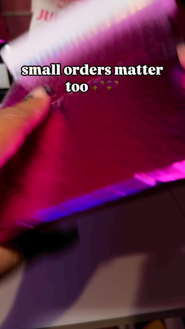 Small orders need love too! We have a habit of highlighting our biggest orders because they’re so fun to pack but we love small orders just the same! 🎀
Whether you order one product or 100 products, I hope you feel the love bc I’m so grateful for every order confirmation. 📦
This Cousin ordered “Da Pynk” lip jelly, available at juicybyjay.com 💖💻
—
Listening to @diaryofaceopodcast featuring our spooky holiday packaging