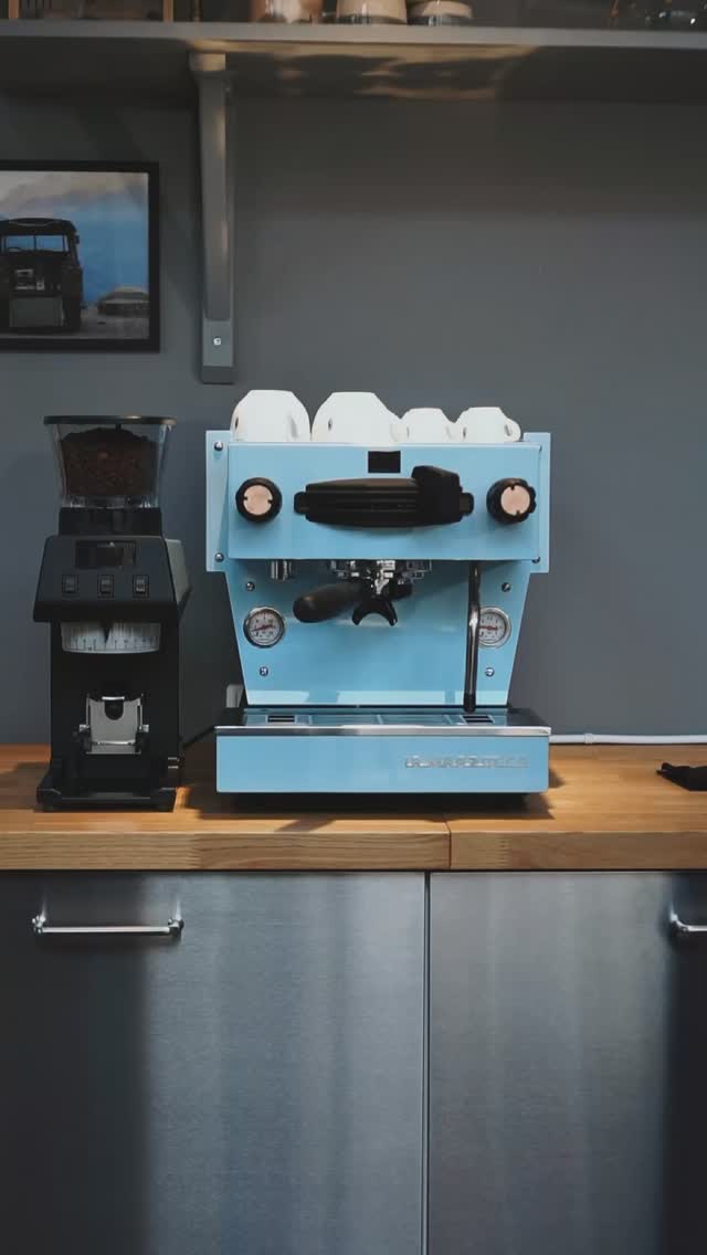 🎁ÅRETS JULKLAPP🎁
Vid köp av en La Marzocco hemma- espressomaskin under december månad bjuder vi dig på en exklusiv baristakurs med Lakis Psomas, svensk barista mästare!
Erbjudandet gäller hela december.
Välj mellan GS3, Linea Mini R eller Micra.
God jul ❤️
@lakispsomas
@idapa
.
.
.
.
.
.
.
.
.
.
.
.
.
.
.
#lineamicra #lamarzoccohome #coffee #homebarista #rrebelworks #specialtycoffee #specialkaffe #handmadeinflorence #rrebel #lamarzocco #hökarängen #baristakurs #rrebelacademy #latteart #svenskbaristamästare