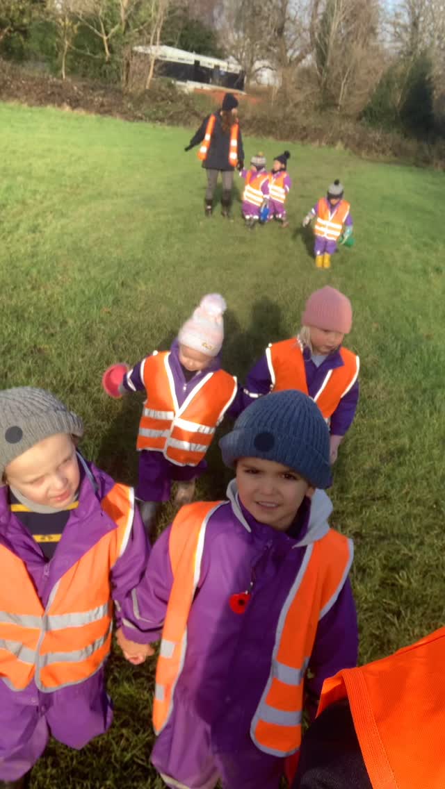 Come with us on a woodland adventure π§‘ #woodlandwalk #adventure #butterfliespreschool #outdoorplay #natureplay