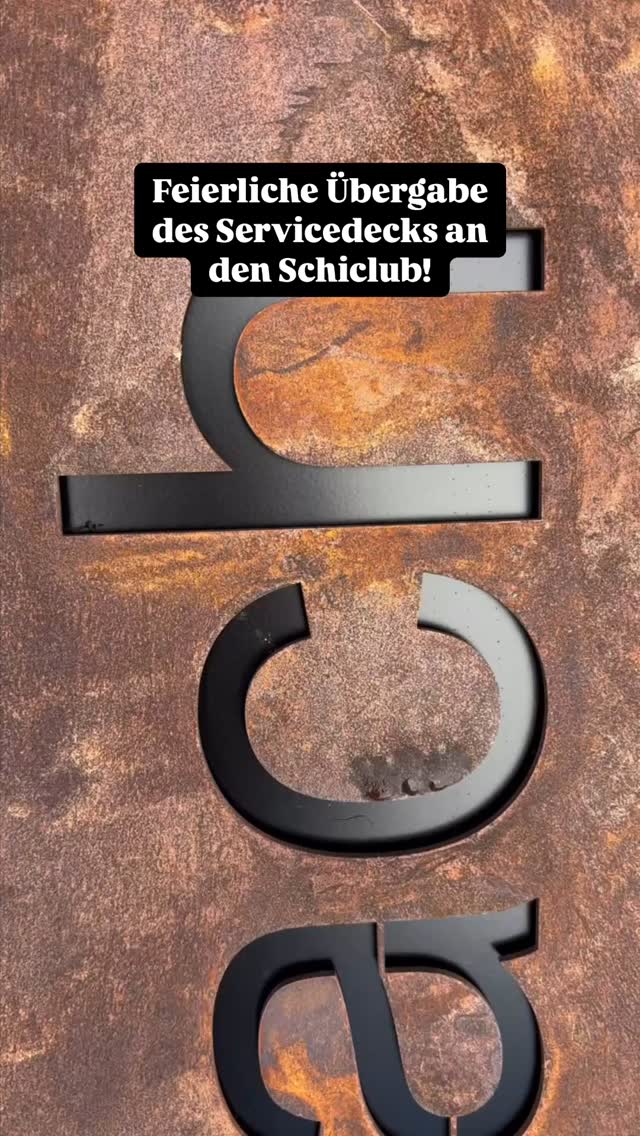 Am vergangenen Wochenende hat unser Bürgermeister Alois Hasenauer das neue Servicedeck 🏠, welches eines der nachhaltigen Infrastrukturprojekte der FIS ALPINE SKI WELTMEISTERSCHAFTEN ist, an den Schiclub übergeben. 🎿 Unser Pfarrer Rudi Weberndorfer hat das Gebäude geweiht und gesegnet!
#saalbach2025 #projekte #schiclubsaalbachhinterglemm #servicedeck #einweihung