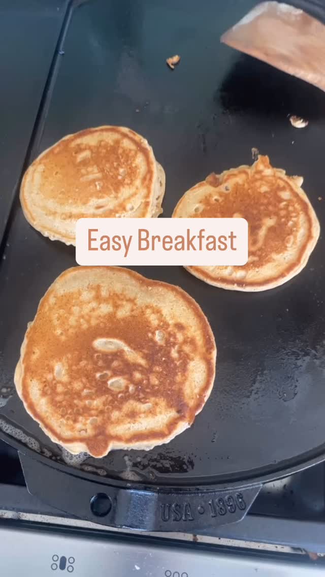 We homeschool our kids. So having something quick and easy in the freezer can be a lifesaver 😅 these are packed with nutrition and so easy! Dump the mix into a bowl and add a little oil, egg and some milk. Most of the time I don’t even bother measuring 😅🤷♀️
#freshmilled #easybreakfast #nutrientdense #energypancakes