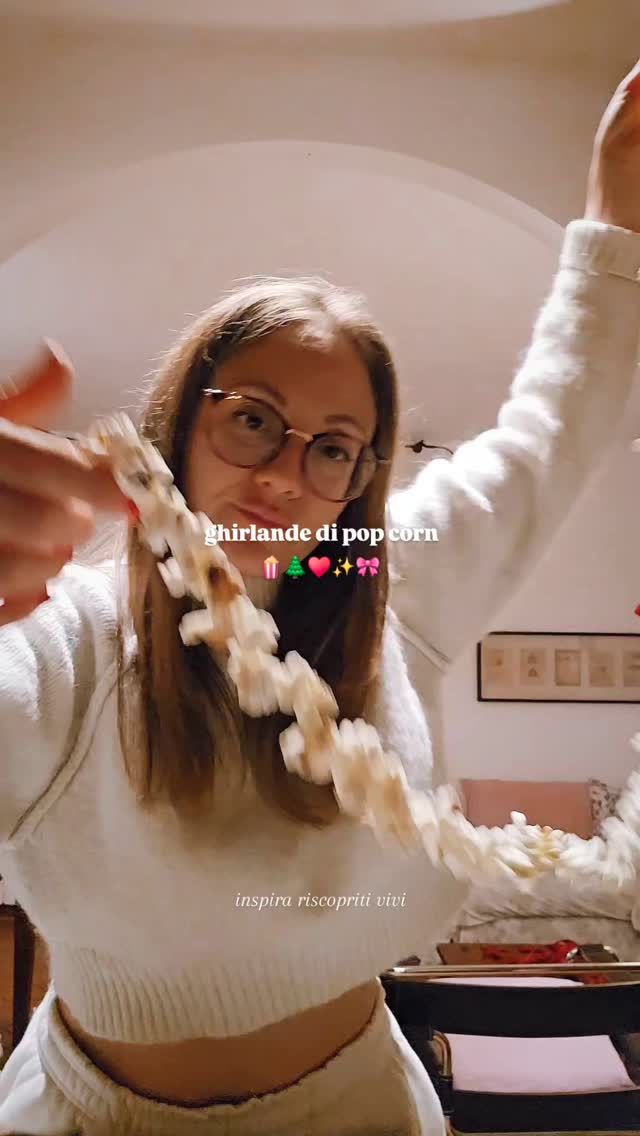 La magia del natale si crea insieme 🍿💚
💌 Invia il video a chi vorresti avere al tuo fianco per un pomeriggio di coccole e creatività
♥️✨️ Questa é la ghirlanda che amo creare da quando sono piccola, semplicemente bellissima, naturale, alle volte ci unisco dei cranberries
♡ fai tanti pop.corn saranno anche uno snack sano con chi condividerai questa mini attività
♡ prendi ago da cucito e filo da pesca
♡ passa il filo da pesca dentro l'ago
♡ chiudi i fili, con un nodo alla fine della lunghezza
♡ cuci i tuoi pop.corn
♡ quando hai terminato, taglia la parte vicina all'ago e fai un nodo di chiusura
♡ ripeti quante volte vuoi
🍿🌲 utilizza la fantasia, per creare segnaposti, decorare il tuo albero e molto più
Buone feste, Ele 🩷 #inspirariscopritivivi
♡
#ghirlandadinatale #popcorn #fattoamano #nataleinfamiglia #christmasdecor #diydecor #christmasdiy #homedecor #cozy #festive
#christmasdecorations #foodcraft #handmade #christmasinspiration #instagood #attivitàcreativeincoppia
