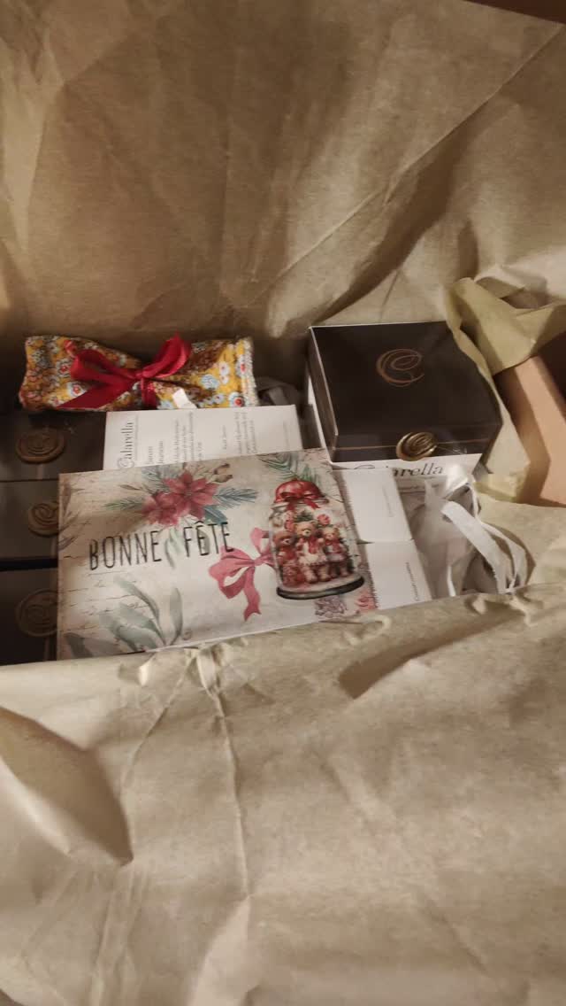On prépare vos commandes de Noël 🥰
Comment les trouvez-vous ? Dites nous en commentaire 😉
#calarellacorsica #corse #skincare #bio #naturel #corsica #peau #cosmetiquesnaturels #cosmetique #noel #marrychristmas #cadeaudenoel #ajaccio