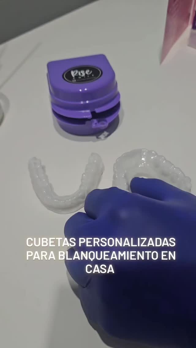 Te queremos mostrar una forma cómoda, efectiva y sin sensibilidad para blanquear tus dientes, éstas cubetas personalizadas realizadas con escaneo digital e impresas en 3D están especialmente diseñadas para contener el gel blanqueador que te entregamos para que hagas este tratamiento en casa.
Quieres saber más sobre este procedimiento?
Escríbenos 😉