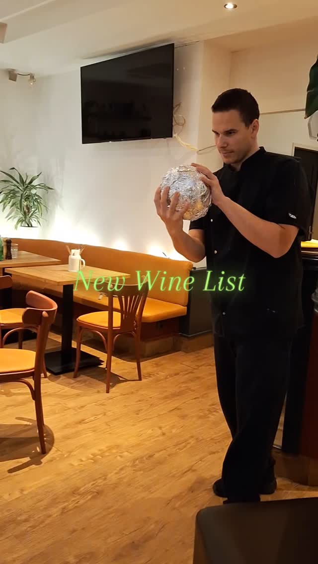 We have some new great wines....check them out.
And we also have some warm punch for the holidays. #vienna #naturalwine #hummus #viennaeats #restaurant