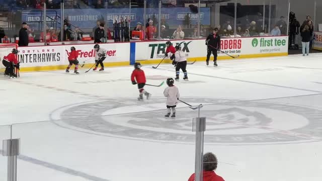 At the winterhawks game tonight, Lucas had an intermission game. SCORE!!!! All the winterhawks fan got so excited.
Well done Lucas!!!!!
ポートランド ウィンターホークスのゲームでハーフタイムにミニゲームでルーカス登場。
3000人が見るなかゴール決めるし。
よくやった息子よ。#winterhawls #portland #icehockey #hapakids #mysonshine #proudofyou