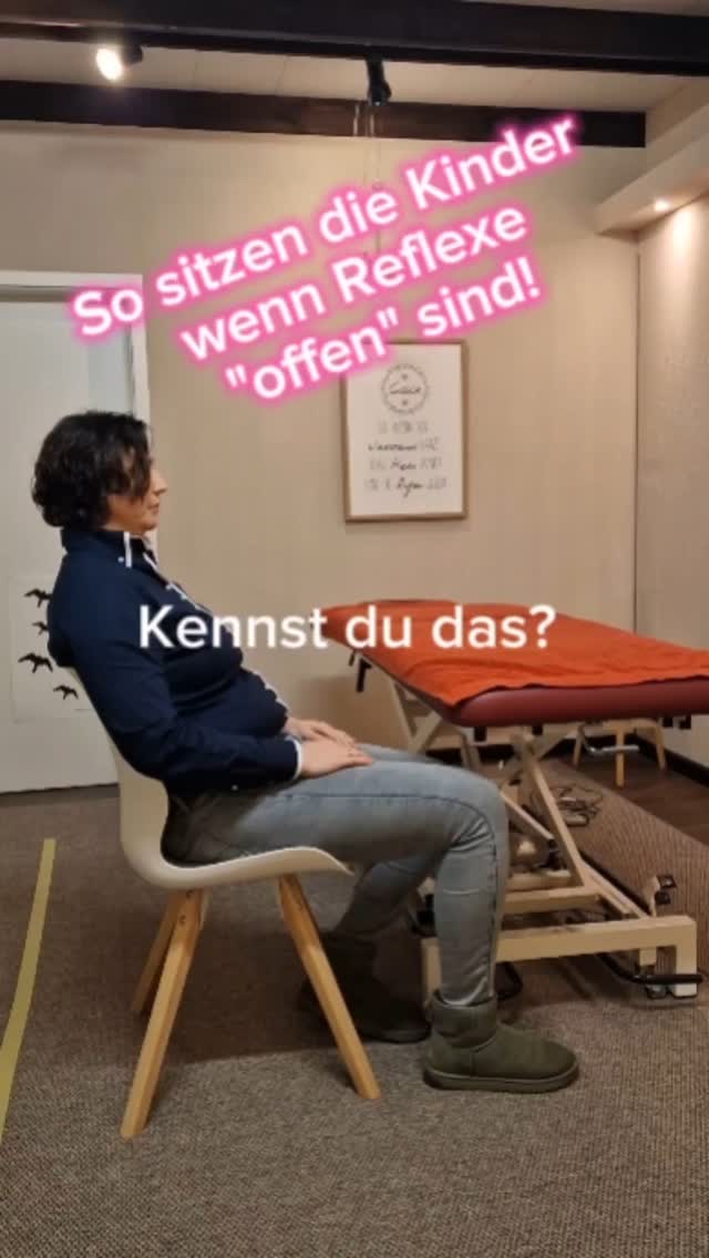 So beeinflussen Reflexe, unbewusst das Verhalten deines Kindes 😵
Ein strenger Blick, eine unbewusste Berührung und schon zeigt sich eine körperliche Reaktion.
Und das ist anstrengend für alle 😮💨 nicht nur für dich als Mama oder Papa oder als Lehrerin oder Erzieherin sondern ganz besonders für dein Kind. Denn es möchte ja zuhören, es möchtest keine Schipmfe es möchte einfach fröhlich sein. Aber der Körper macht einfach was er will weil wir Reflexe nicht bewusst beeinflussen können.
Reflexintegration stimuliert die Reflexe 💪🏼Wenn die Reflexe dann nicht mehr unbewusst dazwischen funken, reagieren wir auch nicht mehr REFLEXARTIG😃
Klingt logisch, oder?
Wenn du noch mehr komische Verhaltensweisen an deinem Kind beobachten kannst aber nicht sicher bist warum das so ist, dann lade dir meinen Fragebogen runter 😃
#reflexintegration #verhaltensänderung #verhalten #entwicklung #vorschule #stillsitzen #zuhören #konzentration #Schule #lernschwierigkeiten #lernen