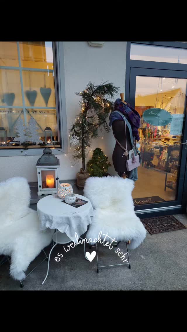 Die Kerzen brennen und bringen Lichtblicke in den trüben Tag. Zuviel Trubel für dich in der Stadt?Komm herein und lass dich verzaubern🎄. Geniesse die Ruhe und entdecke schweizer Produkte welche mit viel 💗 hergestellt wurden.
Ich habe verschiedene Geschenkideen für dich bereit.