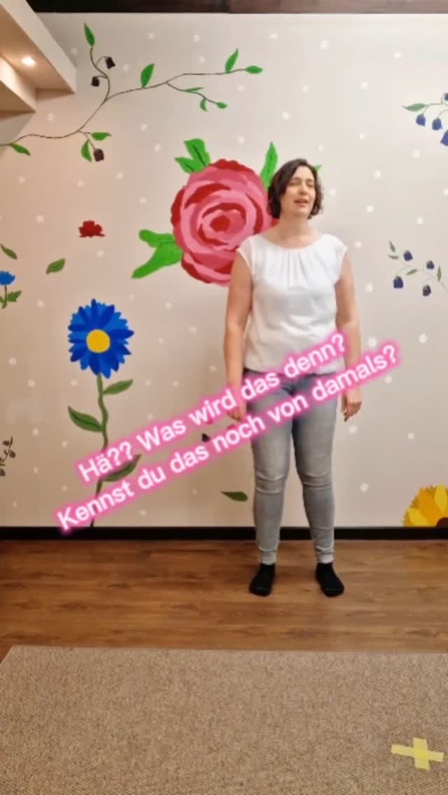 Bewegung die Spaß macht 🤣 deinen ATNR zur Ruhe bringt und die körperliche Koordination verbessert🧘♂️🤸♀️
Bei YouTube findest du noch mehr Videos zu diesem Tanz 💃
Als Kind haben ich es ständig mit meinen Freundinnen gemacht. Auf dem Pausenhof, beim Wandertag oder einfach wenn ich ihrgendendwo hingegangen bin.
Ähnlich so wie Seilspringen was eine zeitlang voll im Trend war.
An welche Spiele und Lieder Bewegungslieder aus deiner Kindheit erinnerst du dich? Schreibe in die Kommentare ⬇️🙏🏻
#bewegung #bewegungmachtglücklich #kinderreime #kinderlieder #reflexintegration #restepping #vorschule #freude #konzentrationsübung #frühkindlichereflexe #entwicklung