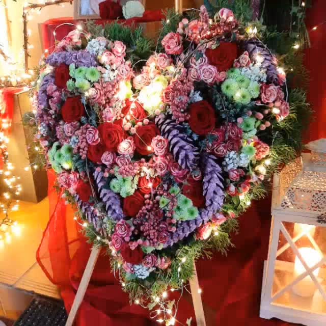 #cityblumehdh#trauer#liebe#floristik #mit Liebe gestaltet #abschied #rosen #dekoration #unvergessen#kranz#herz