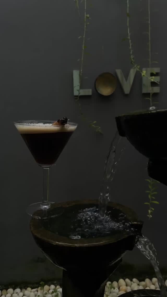 Not your average espresso martini - smoky, spicy & absolutely irresistible🍸
#cocktails #lionsrest #lionsrestexperience #gurubebila #weligama