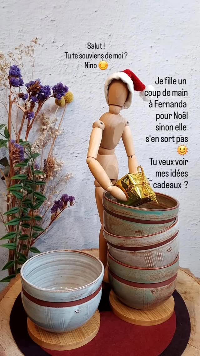 DU FAIT MAIN SOUS VOTRE SAPIN !
🎄 C’est officiel : l’atelier est en mode Noël ! 🎄
Comme chaque fin d’année, la boutique se transforme pour vous plonger dans une ambiance chaleureuse. Guirlandes scintillantes, petites loupiottes magiques et un charmant petit sapin sont au rendez-vous pour rendre votre visite encore plus festive.
Et cette année encore, j’ai mis tout mon cœur et mes mains dans la création d’une collection spéciale, pensée rien que pour vous. Chaque pièce est unique, façonnée à la main, pour que vos cadeaux le soient tout autant.
Que vous soyez à la recherche de quoi embellir les moments du quotidien ou sublimer vos rituels de fêtes, vous trouverez des trésors autour de l’art du thé et de la table, de l’apéro et des plaisirs gourmands. Ici, chaque cadeau raconte une histoire, celle du temps et du savoir-faire avec un brin de poésie.
Offrir une céramique, c’est offrir…
✨ Un cadeau qui fait sens.
✨ Une pièce durable et originale.
✨ Une petite touche de magie artisanale.
📅 Quand ?
La boutique est ouverte dès maintenant, alors venez flâner et choisir vos coups de cœur avant qu’ils ne s’envolent !
WEEK-END NOËL
14 et 15 | 21 et 22 décembre
Samedi 11h à 19h
Dimanche 13h à 18h
Bien la bise 😘
Fernanda
💕
____________________________________
#christmasmarket #paris12 #boutiqueceramique #tempsdeterre #faitmainenfrance #handmadegifts #boutiquedenoel