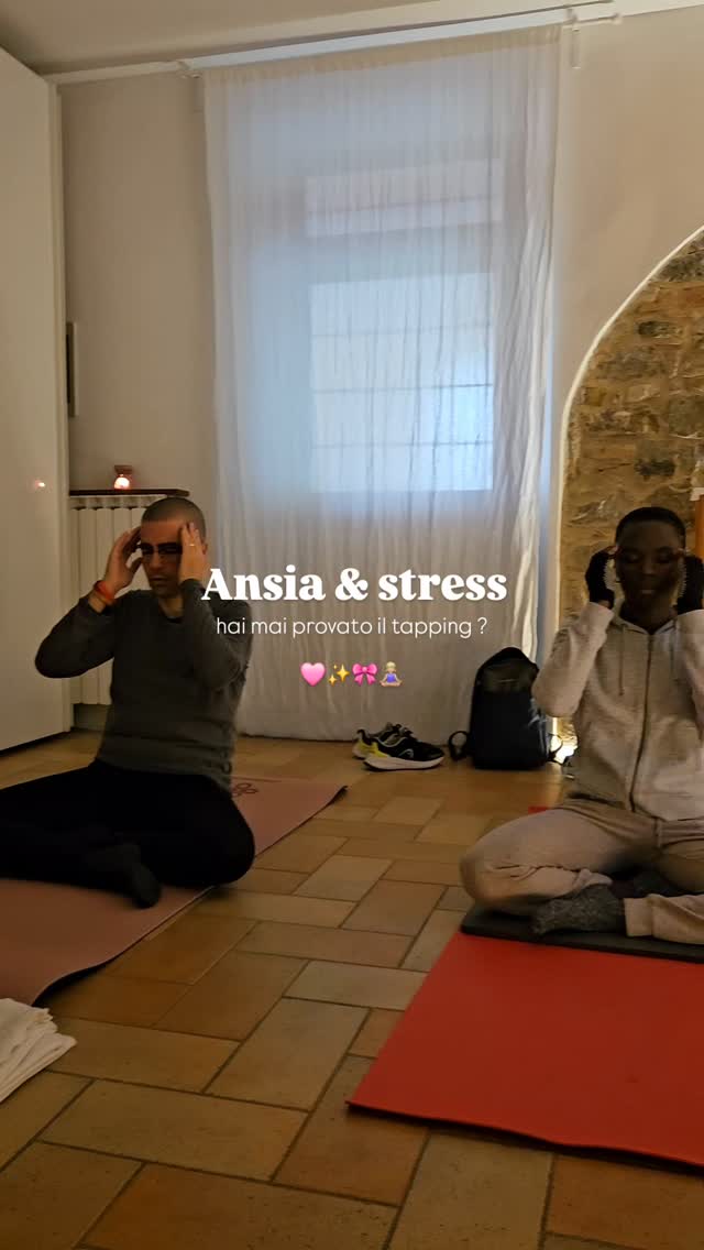 ✨️ Rilassati con il tapping
🖐🏼 la tecnica che ti propongo oggi é
un semplice tocco delle dita continuo
sulla nostra pelle, fatto in punti chiave
di mani, viso e corpo
📍 Arriva dall'agopuntura della
medicina tradizionale cinese
📚 ci sono studi scientifici per cui hanno appurato che possiamo sciogliere nodi e rilasciare emozioni annidate dentro di noi grazie a questa tecnica
alcuni benefici 🩷🫧
♡ aiuta a rilasciare tensioni fisiche
♡ stimola la circolazione
♡ riequilibra la nostra energia
♡ sul viso é un perfetto esercizio di bellezza, come troviamo nel face yoga
🧘🏼♀️ E tu lo conoscevi ?
Ti abbraccio, Ele 💖 #inspirariscopritivivi
♡
#faceyoga #benessere #selfcare #explorepage #foryoupage #instagram #reel #ritualidibenessere #relax #tapping #emotionalfreedom #somatic #yoga #antistress #ansia #rilassamento #bodypositive #salutementale #mindfulness