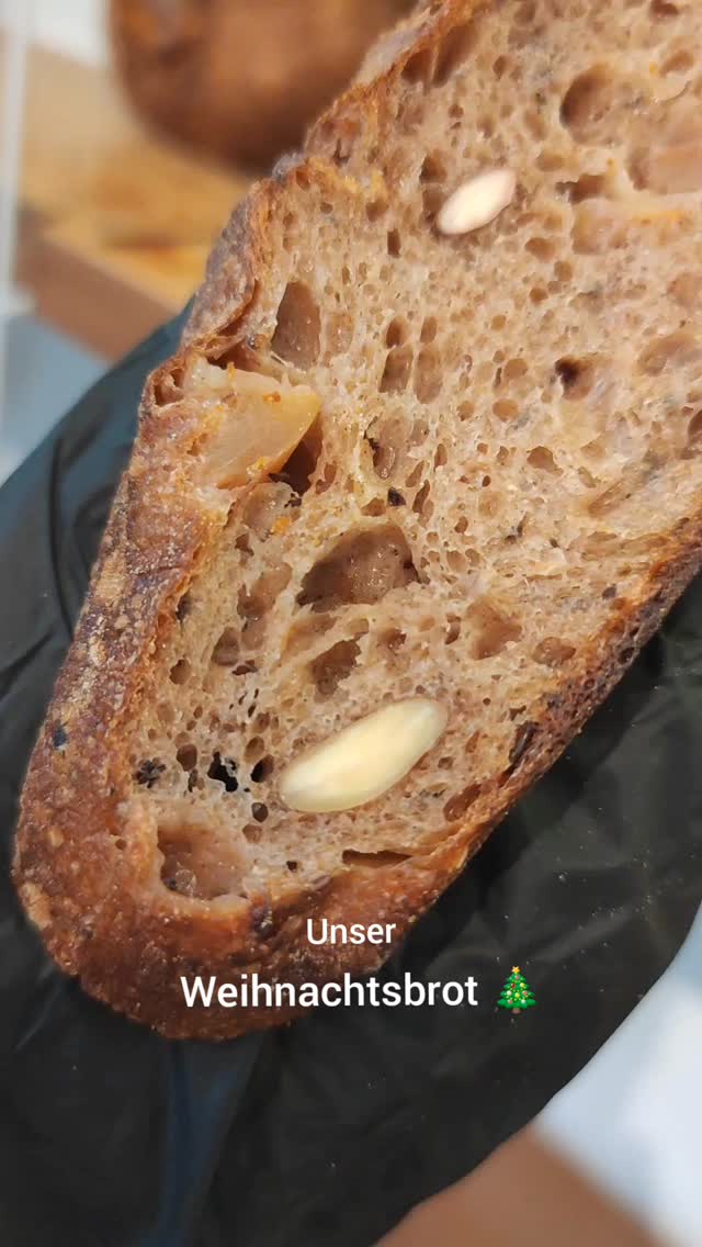 🎄 Unser WEIHNACHTSBROT 🎅🏻 (Äpfel, Datteln, Mandeln, Zimt) hat eine leichte Süße - lediglich durch die Früchte, die enthalten sind (kein Zuckerzusatz).
Danke🙏🏻 dass ihr unser erstes Wagnis eines vierten Brotes 🍞 bisher so gut angenommen habt 😀 Wir waren uns nicht sicher, ob jemand süßes Brot kaufen würde.
Ihr habt uns erzählt, dass ihr es mit Marmelade, Käse, Frucht- oder Mandelmus esst.
Es ist auf unserer Webseite (www.cena-brot.de) noch bis zum 19.12. vorbestellbar. Letzte Abholmöglichkeit ist am 22.12. bis 14 Uhr
• 23. - 26.12. - geschlossen
• 27.12. - gibt nur das Hausbrot
• 30.12. - 02.02. - geschlossen
• 03.01. - gibt nur das Hausbrot
Bis dahin wünschen wir euch noch eine schöne Rest-Vorweihnachtszeit ☺️
Euer cena Team
#sauerteig
#sauerteigbrot
#sourdough
#berlinerbrot
#brotbacken
#brotbackenmachtglücklich
#berlinfood
#berlinfoodie
#berlinfoodguide
