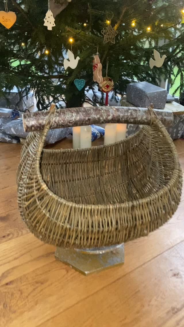 Yay, it worked ❤️ That’s my Christmas present!
Now to practice some more and it can be one of my exhibition pieces for ‘Making It’ @makesouthwest in January 💃
#basketweaver #makingspacetomake #willowweaver #madebyhand