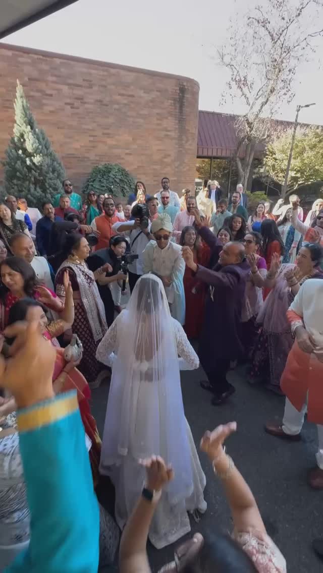 you know it’s a good one when the bride joins in on the fun‼️💃🕺
•
🎧 @itsdjsmith
🎤 @kurioo86
•
#dnseventsolutions #djsmit #weddingdjs #newlyweds #indiandj #indianwedding #bride #groom #dj #bollywood #weddingvibes #djlife #dancefloor #reception #southasianwedding #weddingdjservice #nonstopdance #partytime