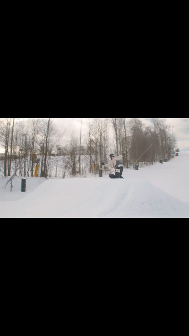 You blink and the time flies fast, one day they’re 8 years old with an oversized helmet, tearing around the hill with the rest of the groms…. The next they are 21 and return home with a World title, multiple international medals and podiums and you get a brief window in the afternoon to catch up and get some laps in. Senders alumni @liam_brearley at home for a few laps @mtstlouismoonstone #thesenders #snowboarding