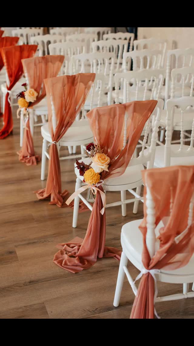 C'était l'union de Sara et Yan.✨
Comme une ôde à cette merveilleuse saison qu'est l'automne 🍁
Les couleurs chaudes sont à l'honneur. Déclinaisons de tons orangés et terracotta.
Un sublime couple pour une cérémonie forte en émotions.🥲🥹
--------------
Wedding team
@mathilde.rietsch
@chateaudefaverges
@latulipenoire.artfloral
@ideeotraiteur.events
@lamalleodecos
@aigal_wedding
---------------
#fallwedding #fallweddings #elegantweddingideas #groomandbride #bride2025 #fallweddinginspiration #terracotta
#fruitsdautomne #bride2026 #bridetobe #weddinginfrance #weddingdress #raisins #poires #ceremonydecor #ceremonielaique #officiant #decorceremonie #mariagedereve #mariagealafrancaise #mariagesavoie #mariageoctobre #mariagenovembre #octoberwedding #novemberwedding