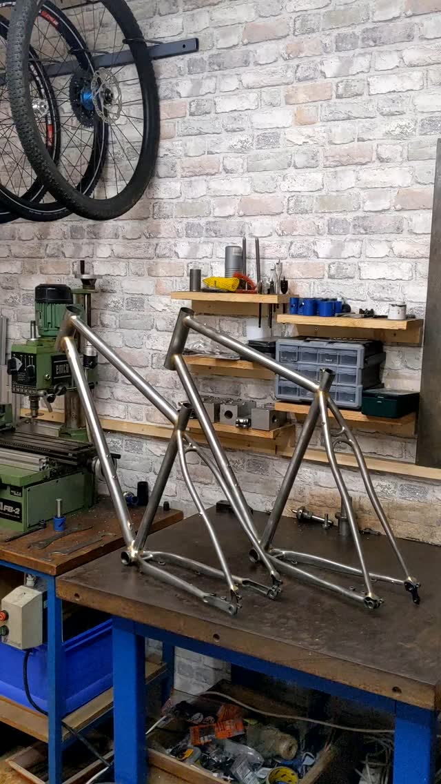 🚲 LES DERNIÈRES CRÉATIONS 🚲
Le premier, un monster gravel entre autres capable d'accueillir des pneus en 2.35" et une tige de selle télescopique avec un passage en interne
Le second, un gravel de voyage qui arpentera les routes et les pistes du continent eurasien pour rejoindre Pékin ; 12500km au programme !!
#association_artisans_cycles
#artisanducycle
#framebuilding
#handmadebicycles
#bikepacking
#gravelbike
#madeinlorient