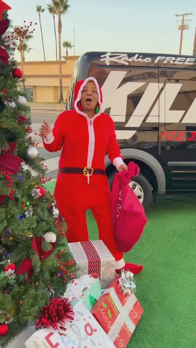 Happy Holidays! We had so much fun at the KJLH Toy Drive and now we’re happy to spread some joy of our own! Come on out tomorrow! Living Advantage is excited to invite you to our Giveaways for the Holidays event at our LAYC center (4700 Crenshaw Blvd, Los Angeles, CA 90043)! Come get some swag, enjoy some food and some fun karaoke! 🎄🎄❤️❤️❤️⭐️