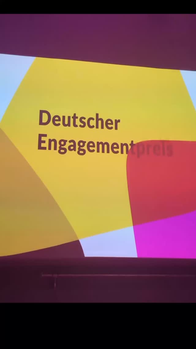 UNekanntes UNbehagen - der Escaperoom - aufgebaut aus riesigen Holzwänden, bringt Menschen mit und ohne Fluchthintergrund auf spielerische Weise zusammen.
Was ein tolles Projekt! All Cheers to
@fluechtlingshilfe.bonn.de
#demokratischhandeln
@deutscher_engagementpreis
#schuleneudenken
#schule
#demokratielernen
#berlin