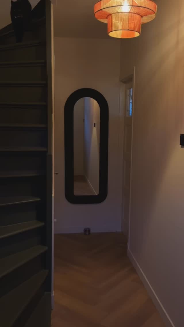 Aanbouw en renovatie | Haarlem
Deze jaren 30 woning is gerenoveerd tot een modern huis met het behoud van klassieke details. De beneden verdieping is door middel van een doorbraak en lichstraat veranderd tot een fijne, lichte woonruimte.
Op de eerste verdieping is de badkamer gerenoveerd en is de indeling veranderd naar de wens van de klant.