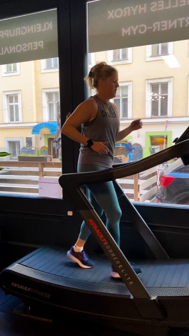 Heute hatte ich Sandra im Training, die sich im Februar ihrem ersten #HYROX in Wien stellt! 💥🏋️♀️
Wir haben zunächst ihre Techniken analysiert und optimiert, um letzte Unsicherheiten zu beseitigen. Danach ging es richtig zur Sache: Sandra hat im Training alles gegeben – inklusive “am Boden kugeln” vor Erschöpfung! 😅💪🔥 Aber genau so sieht es manchmal aus wenn man alles gibt!
Das Highlight? Der obligatorische 100 WallBall-Finisher am Ende – den hat sie trotz der Anstrengung durchgezogen. Respekt! 🙌🔥
Hast du Fragen zu bestimmten Übungen oder möchtest dich gezielt auf deinen nächsten Wettkampf vorbereiten? Schreib mir und wir klären alles in einem kostenlosen Erstgespräch! 👊
📲 Link in meiner Bio!
#PersonalTrainer #HYROXVienna #FunctionalFitness #TrainHarder #FitnessMotivation #WorkoutGoals #StrengthAndEndurance #WettkampfVorbereitung #FitnessChallenge #WallBalls #ViennaFitness #HYROXTraining #hs_training #womanfitness #sledpush #lunges #dbsnatch #assaultrunnerelite #wallballs #functionalfitness #functionaltraining #hybridtraining #personaltraining #run #neverstopcompeting #gesundeswien #fitness #hyroxprep #highsociety