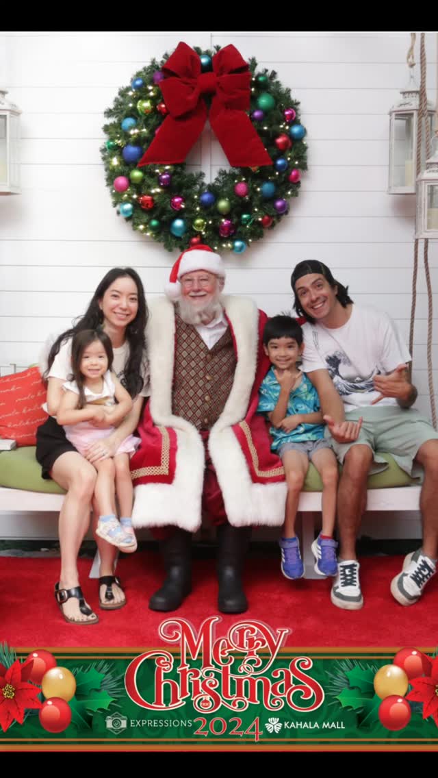 Happy Holidays from my little family to yours 💚
Wishing you all around very merry holiday! We are so lucky to have our health, friends and family. Couldn't ask for anything more 🥰