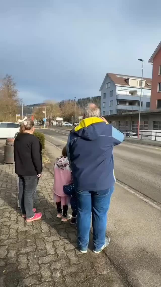 🎄✨ Weihnachtsfreude im Einsatz! ✨🎄
Mit grosser Freude hat die Feuerwehr
Turbenthal | Wila | Wildberg
den Weihnachtsbaum mit dem Oldtimer ausgeliefert! 🎅🚒 Dieser besondere Moment war die Auflösung unseres Wettbewerbs, den wir im Dezember durchgeführt haben. ❤️ Die glückliche Gewinnerfamilie durfte sich über einen wundervollen Weihnachtsbaum freuen – gesponsert von Tösstaler Christbäume – Burri. Einen grosses Dankeschön für diesen wundervollen Weihnachtsbaum!
Es war uns eine Herzensangelegenheit, diesen Baum persönlich mit unserem Feuerwehr-Weihnachtsmann zu überbringen und ein Stück Weihnachtszauber zu verschenken. 💝 Ein riesiges Dankeschön auch an die Familie für die schönen Bilder des geschmückten Baumes – er sieht einfach fantastisch aus! 🌟🎄 Zu wissen, dass wir mit dieser Aktion ein Lächeln schenken konnten, erfüllt uns alle mit grosser Freude. 🙏
🎅✨ Die Feuerwehr Turbenthal |Wila | Wildberg sendet viele herzliche Weihnachtsgrüsse und wünscht allen ein besinnliches Fest voller Liebe und Glück! 💫
💬 Wie findet ihr diese Aktion? Schreibt es uns in die Kommentare und teilt eure Meinung!
#Feuerwehr #Weihnachtsfreude #Weihnachtsbaum #weihnachten #FeuerwehrWeihnachtsmann #GemeinsamStark #FreudeSchenken #Familienglück #TösstalerChristbäume #Weihnachtszeit #Dankbarkeit #Gemeinschaft #Ehrenamt #blaulicht #firefighter #swissfirefighter #turbenthal #Wila #Wildberg #tösstal #118