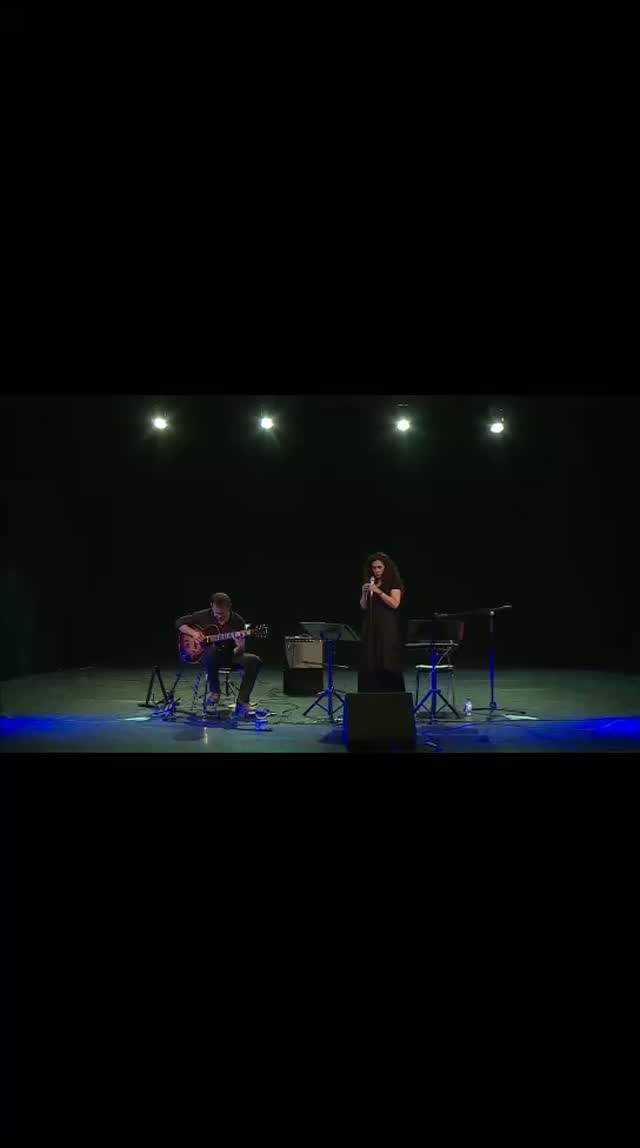 'No Moon at all' live for Antena 2. Full video on YouTube.