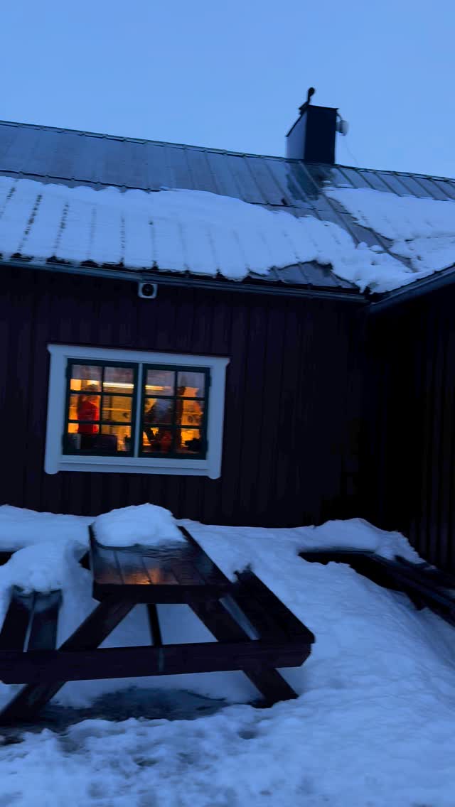 God fortsättning 🎄💫
Vädret kan vi inte göra nåt åt men laggen är varma 🧇, kaffet är kokat☕️, bullarna är i ugnen å brasan 🔥är tänd.
Varmt välkomna 😊
Varje dag 10-14