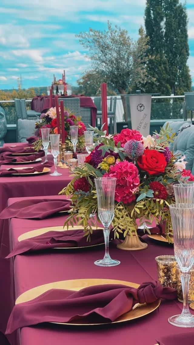 ✨ Burgundy, Gold & bunte Blumen – Eleganz in Perfektion! ✨
Die warme Tiefe von Burgundy, kombiniert mit dem edlen Schimmer von Gold und der Frische bunter Blumen, schafft eine traumhafte Kulisse für jeden Anlass. 🌹🌟🌸
Ob Hochzeit, Henna,Gala oder Geburtstagsfeier – diese Kombination strahlt Stil, Klasse und eine Prise Lebendigkeit aus. Perfekt für alle, die das Besondere lieben!
#EventDekoration #BurgundyGold #BunteBlumen #EleganzMitFarbe #DekorationsIdeen