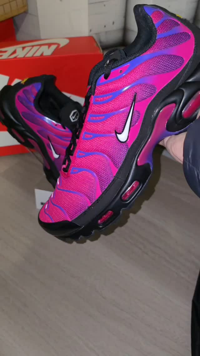 Fireberries🫐
Size 10 available on our website!
Message me with your size and we will get you a pair in!
#fireberries
#tn
#Tns