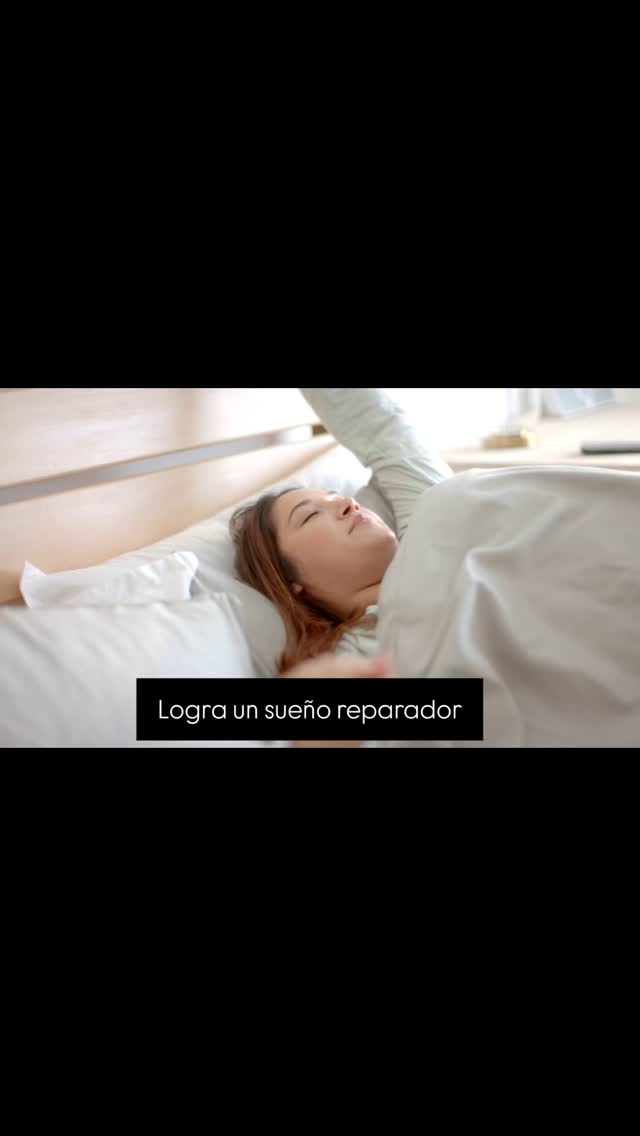 Recomendaciones para favorecer un sueño reparador y evitar el insomnio:
Hábitos diarios:
1. Establecer una rutina regular: Intenta acostarte y despertarte a la misma hora todos los días, incluso los fines de semana.
2. Crear un ambiente propicio para el sueño: Mantén tu habitación oscura, silenciosa, fresca y sin distracciones como televisores o dispositivos electrónicos.
3. Limitar el uso de pantallas: Evita el uso de dispositivos electrónicos al menos una hora antes de dormir, ya que la luz azul puede alterar el ritmo circadiano.
4. Practicar actividad física: Realiza ejercicio moderado durante el día, pero evita hacerlo cerca de la hora de dormir.
5. Evitar estimulantes: Reduce el consumo de cafeína, nicotina y alcohol, especialmente por la tarde y noche.
6. Mantener una dieta equilibrada: Evita comidas pesadas, picantes o muy azucaradas antes de acostarte. Opta por cenas ligeras y equilibradas.
7. Practicar técnicas de relajación: Incorpora meditación, respiración profunda o yoga para reducir el estrés y preparar tu mente para el sueño.
Antes de dormir:
1. Evitar siestas prolongadas: Si necesitas una siesta, que sea breve (20-30 minutos) y no después de las 3 p.m.
2. Leer o escuchar música relajante: Estas actividades pueden ayudarte a desconectar del estrés del día.
3. Técnicas de higiene mental: Escribe tus preocupaciones o tareas pendientes antes de acostarte para despejar tu mente.
4. Reducir el consumo de líquidos: Para evitar interrupciones por necesidad de ir al baño durante la noche.
¿Nada de lo anterior te funciona?
Terapias para el insomnio crónico:
1. Neurofeedback:
Esta técnica no invasiva entrena al cerebro para regular patrones de ondas cerebrales asociados con el sueño.
Ayuda a reducir la hiperactividad cortical que muchas veces acompaña al insomnio crónico.
2. Neuroterapias de estimulación ondas cerebrales
Utiliza sonidos o luces rítmicas para sincronizar las ondas cerebrales a un estado propicio para el sueño.
Sesiones guiadas antes de dormir pueden ser particularmente efectivas.
3. Estimulación transcraneal por corriente directa (tDCS):
Lee más en www.neurainstitute.com/blog