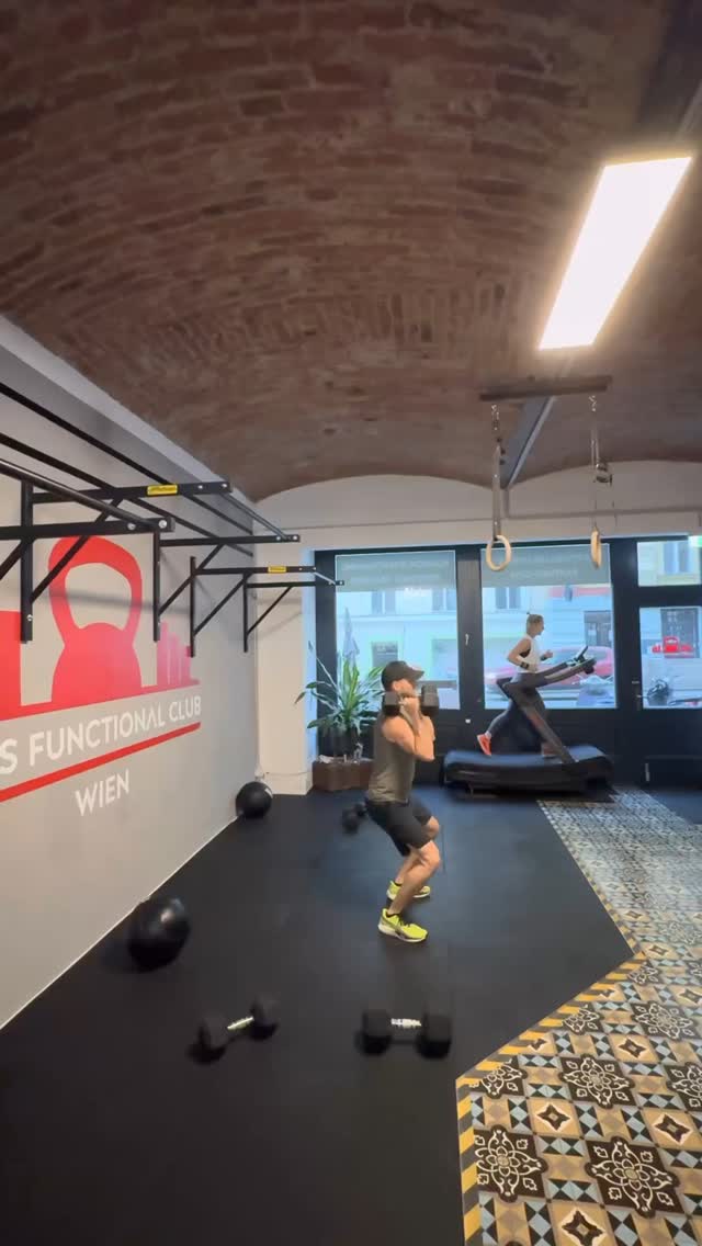 30-20-10
DB Push-Press 2x15/12,5kg
10-10-10
PullUps
30-20-10
DB Snatches 22,5/15kg
800m Run after each round
💪💪💪
#hs_training #functionalfitness #functionaltraining #hybridtraining #personaltraining #run #neverstopcompeting #sportvienna #gesundeswien #hyrox #fitness #hyroxprep #highsociety #hyrox365 #dbsnatch #pullups #run #assaultrunnerelite #pushpress