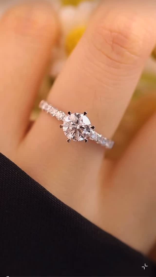 El clásico diseño de 6 garras, la primera opción para anillos de compromiso, nunca pasará de moda.
#18KGold #DiamondRing #LuxuryJewelry
#ClassicElegance #timelessdesign #diamonds
#diamondrings #labdiamonds
#labgrowndiamonds #diamante
#diamantesdelaboratorio #syntheticdiamonds
#giftsforher #engagementring #weddingring
#instajewelry #regaloparaella #anillodecompromiso
#regalosdelujo #diamantedelaboratorio #Oro18K
#AnilloDeDiamante #joyeríadelujo
#diseñoatemporal #anillosdebodas #wedding #weddingrings #pinkdiamond #yellowdiamond #bluediamond