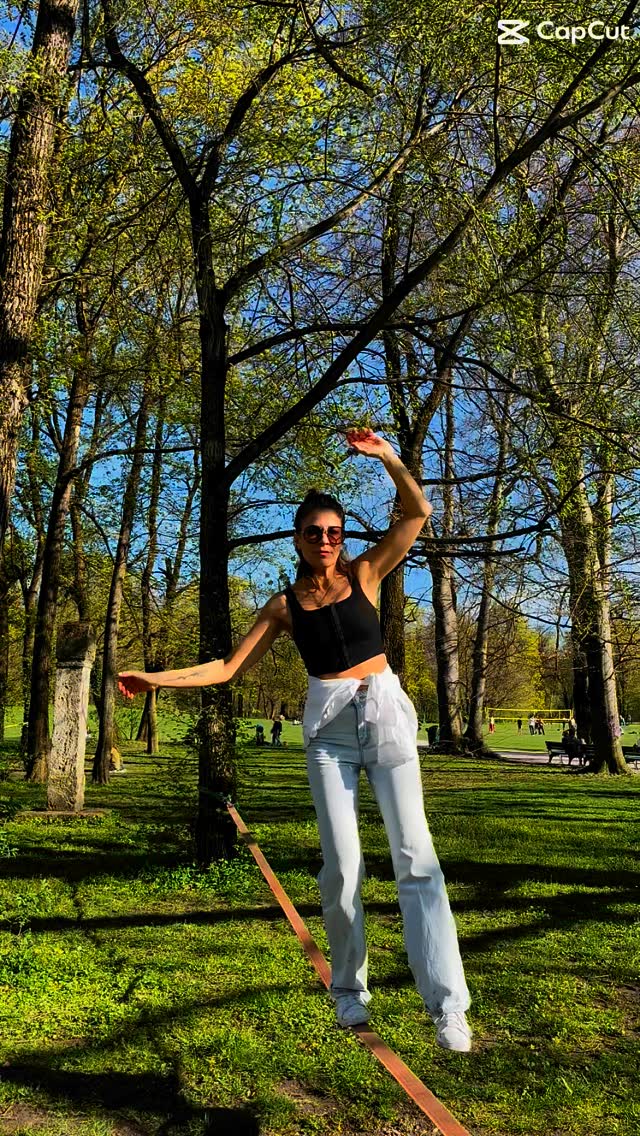 Was für ein Jahr! 🥂
2024 hat mir so viele unvergessliche Momente geschenkt – zwischen den traumhaften Kulissen Italiens und den wunderschönen Hochzeiten in Deutschland. Egal ob Sonne oder Regen, eines hat nie gefehlt: die gute Laune und die Emotionen, die ich mit meiner Kamera einfangen durfte. 💛
Es ist ein echtes Privileg, Menschen an einem der wichtigsten Tage ihres Lebens zu begleiten – die Freudentränen, das Lachen, die besonderen Details, die einzigartigen Geschichten. All das macht meinen Beruf so besonders und erfüllt mich jedes Mal aufs Neue mit Freude.
Ich bin dankbar für jedes Paar, das mir sein Vertrauen geschenkt hat, und für all die Momente, die 2024 zu einem so erfolgreichen und erfüllten Jahr gemacht haben. 💫
Hier ein kleiner Rückblick – mit einem Hauch von Balance, Leidenschaft und ganz viel Herz. 💕”
#Hochzeitsfotograf #DestinationWedding #Hochzeitsinspiration #WeddingSeason2024 #LoveStories #ItalienHochzeit #DeutschlandHochzeit #WeddingVibes #Traumhochzeit #Hochzeitsmomente #AuthentischeFotografie #FotografinMitHerz #WeddingReel #BrideAndGroom #WeddingInspiration #MomenteFürDieEwigkeit #SonneUndRegen #Berufung #dankbar #weddingphotographergardalake #weddingphotographersicily